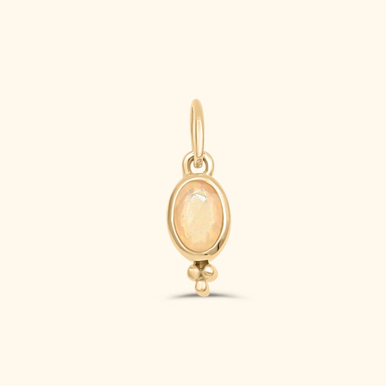 Gold plated birthstone hanger met ovale opaal en sierlijk detail – Josephina Jewelry